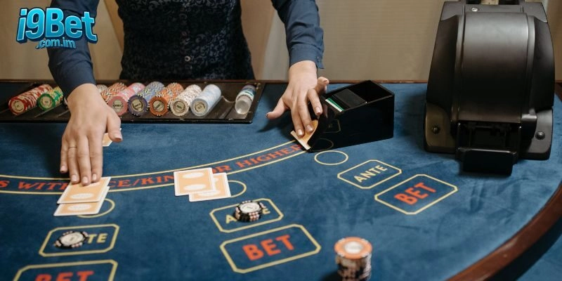 Baccarat một trò chơi bài đơn giản và thu hút hàng triệu người chơi.